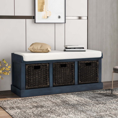 Banc de rangement rustique avec paniers en rotin amovibles et coussin confortable pour un vestibule polyvalent dans le salon