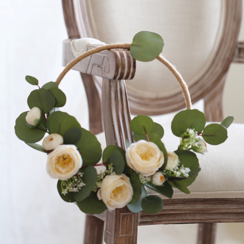 Anneau floral avec jet de feuilles eucalyptus rond