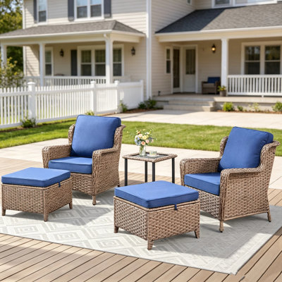 Ensemble de conversation 5 pièces pour patio, comprenant des chaises longues d'extérieur en rotin synthétique avec coussins bleu pâle, 2 poufs et une table d'appoint. Mobilier extérieur idéal pour balcon, terrasse ou pelouse.