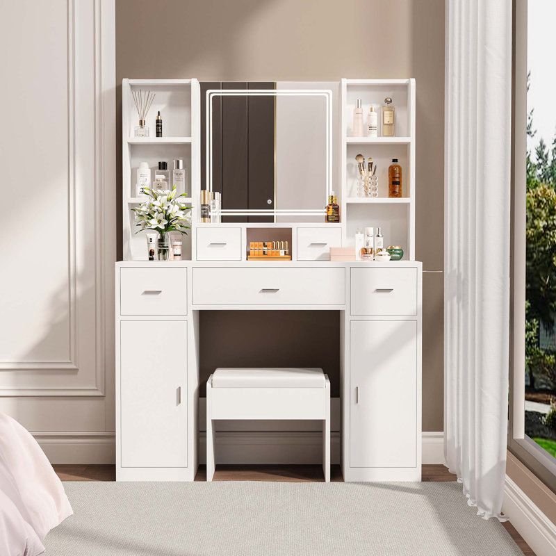La coiffeuse avec miroir à DEL est équipée d'un support pour sèche-cheveux et les coiffeuses de la chambre à coucher et du vestiaire sont équipées de tabourets de coiffeuse