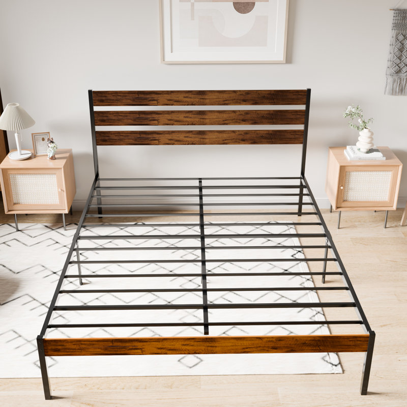 Structure de lit pour lit en fer robuste avec garniture en bois rustique