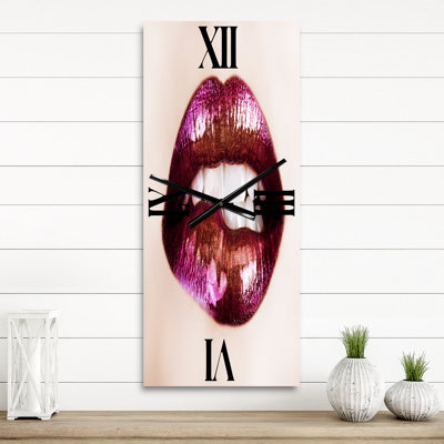 Gros plan sur des lèvres mauves - horloge murale moderne
