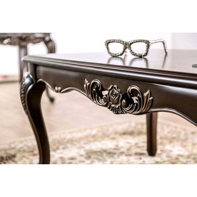 Table basse de style traditionnel avec pieds incurvés, design sculpté, structure en bois massif, finition Java