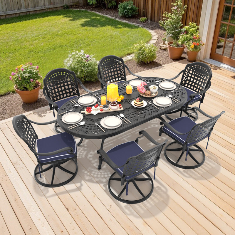 Ensemble de salle à manger ovale de patio 7 pièces de 81,89 po L avec trou pour parasol, 6 chaises pivotantes avec coussins bleus