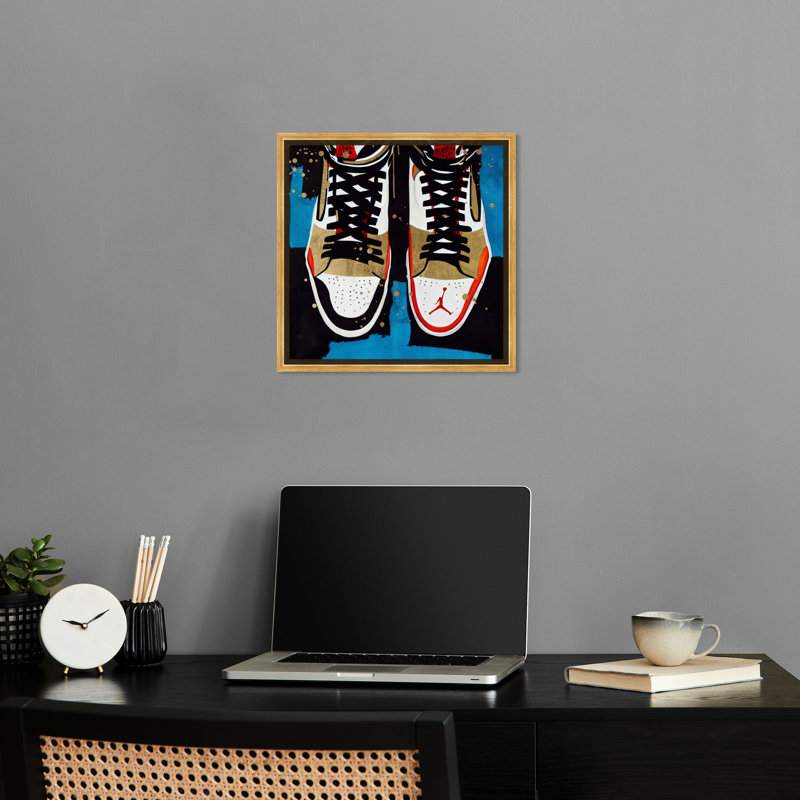 «Top Down Sneakers», art moderne par Sneaker par Notoriart, Cadre doré, H 17 po x l 17 po