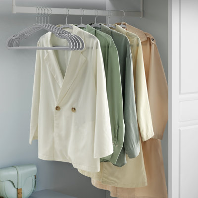 Ensemble de 50 cintres pour vêtements, cintres en plastique robustes, cintres à larges épaules, barre à pantalons, crochet pivotant à 360 °, peu encombrant, pour garde-robe 16,4 po