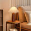 Petite lampe de table moderne en bois massif de couleur noyer avec abat-jour en polyester pour le salon de la chambre à coucher, ampoule incluse-822501786-822501787