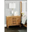 Élégante table de chevet en bois à trois tiroirs, parfaite pour le rangement dans la chambre à coucher et la décoration moderne