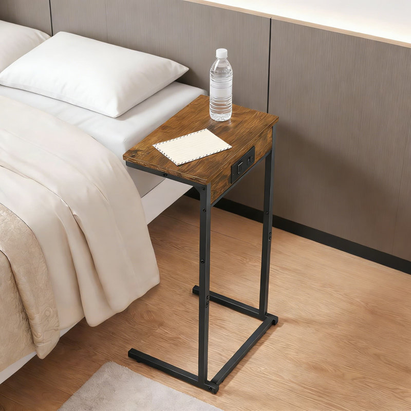 Table de bout en C avec station de charge, table d'appoint coulissante sous le canapé avec pochette de rangement, prise de courant multi-appareils pour le salon et la chambre à coucher