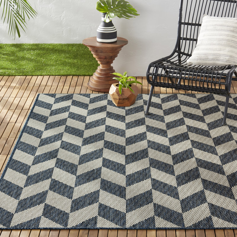 Tapis intérieur / extérieur bleu / crème Nicole, Rectangle 5 pi 2 po x 7 pi 2 po