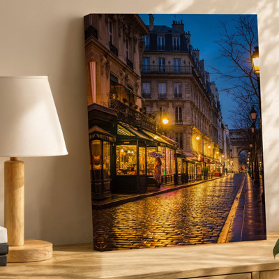 Reproduction d'art sur toile, "Une scène de rue parisienne pittoresque la nuit illuminée par un art mural chaleureux"