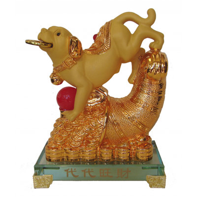 Figurine de chien qui marche sur un sac d'argent