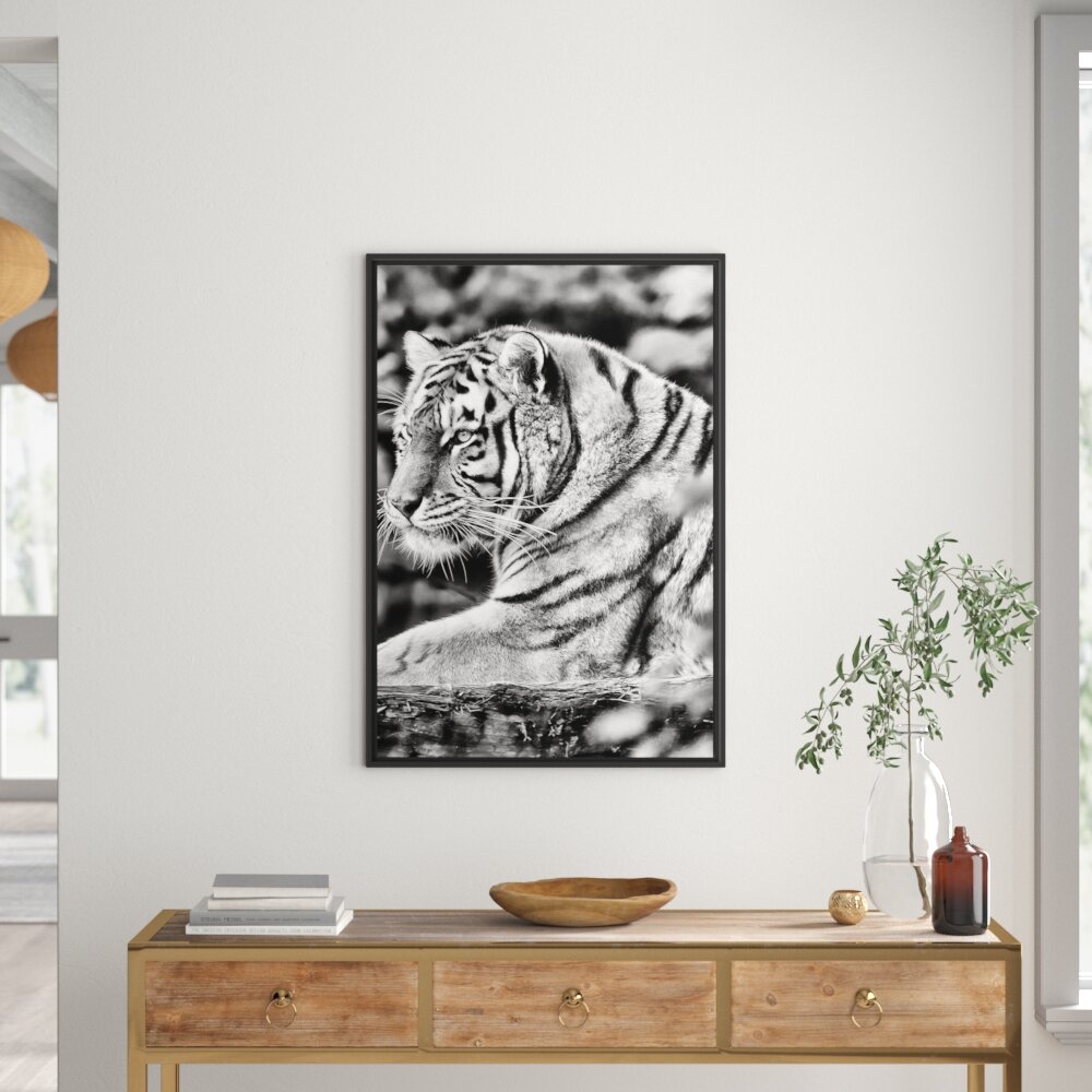 Gerahmtes Wandbild anmutiger Tiger auf Baumstamm