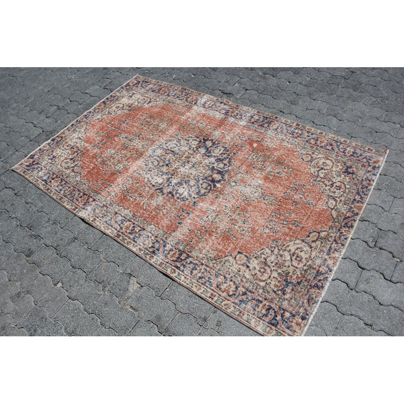 Tapis turc rétro tissé à la main dans des tons chauds de terre, parfait pour la décoration intérieure