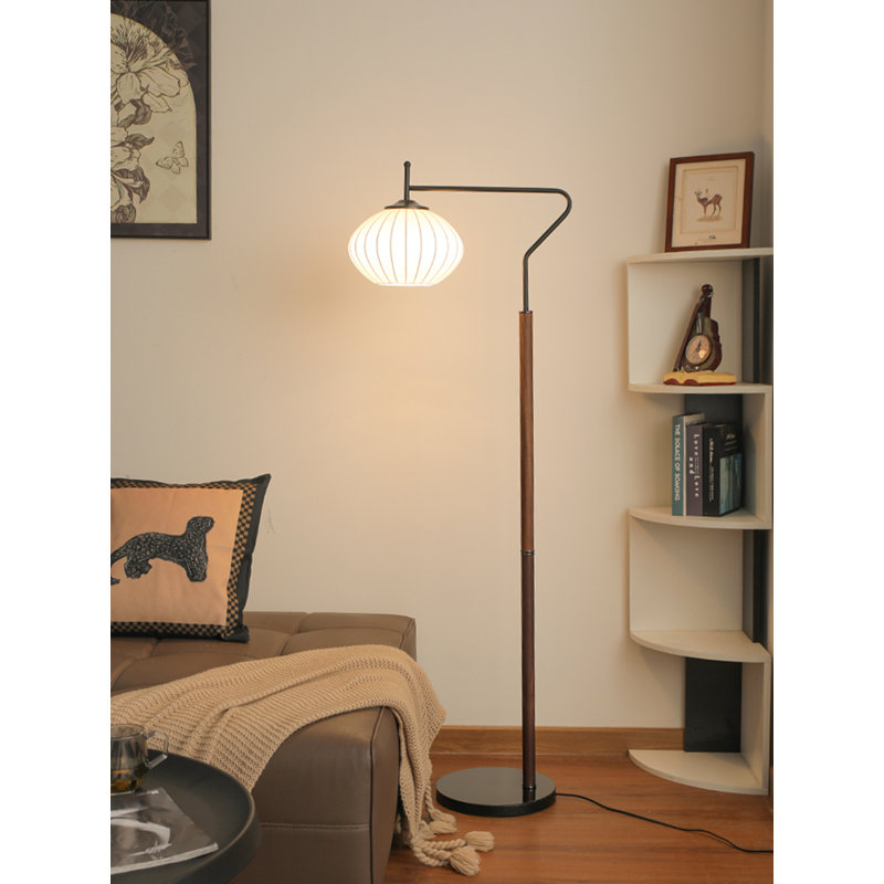 Lampe sur pied en noyer et en soie de style Mid-Century