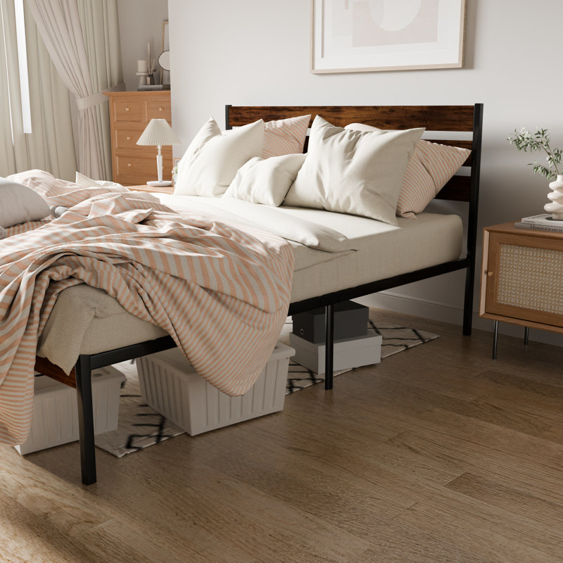 Structure de lit pour lit en fer robuste avec garniture en bois rustique