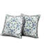Coussin décoratif intérieur 20 po x 20 po à motif floral soufflé blanc et bleu-103544916