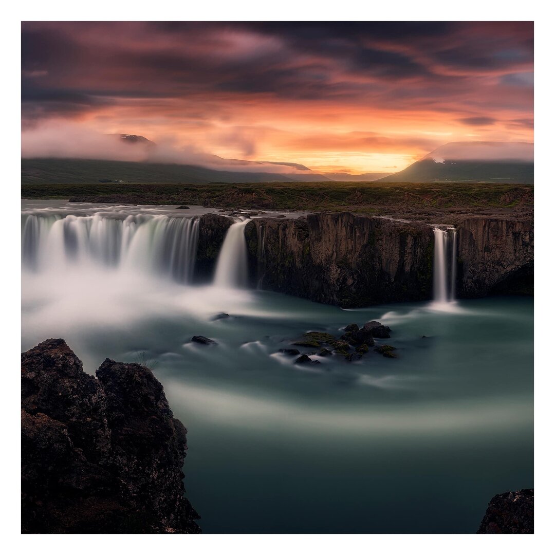 Strukturierte Fototapete Goðafoss Waterfall in Iceland