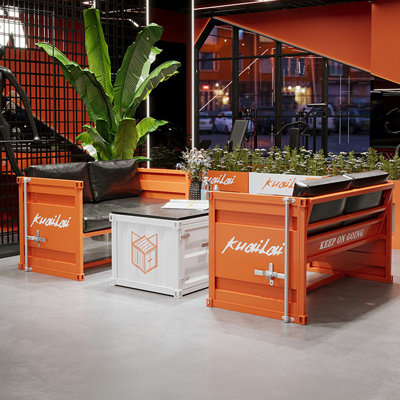 Table basse et chaises personnalisées de style industriel
