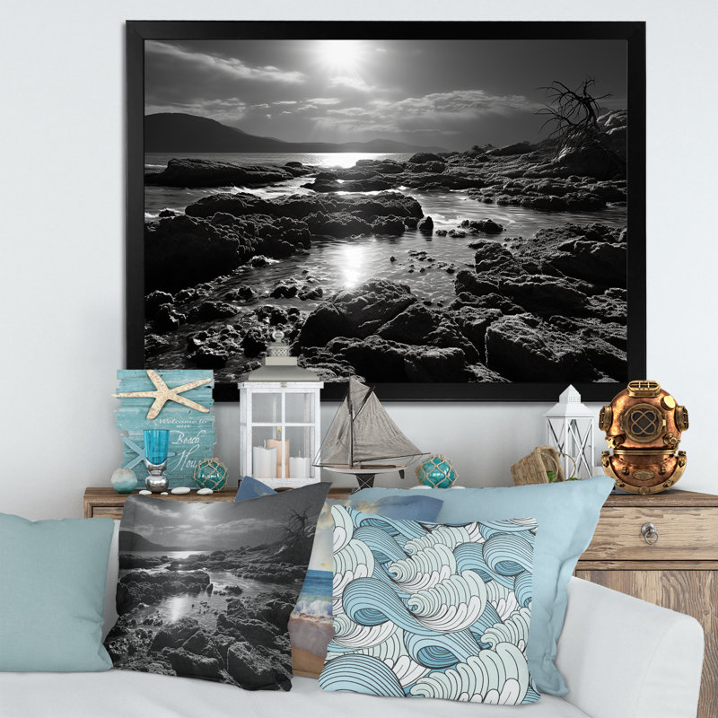 Plage rocheuse noire et blanche sur toile, H 30 po x l 40 po x P 1,5 po, Cadre photo noir