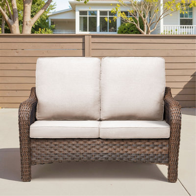 Causeuse de patio en osier 49,6 "avec coussins de siège beige