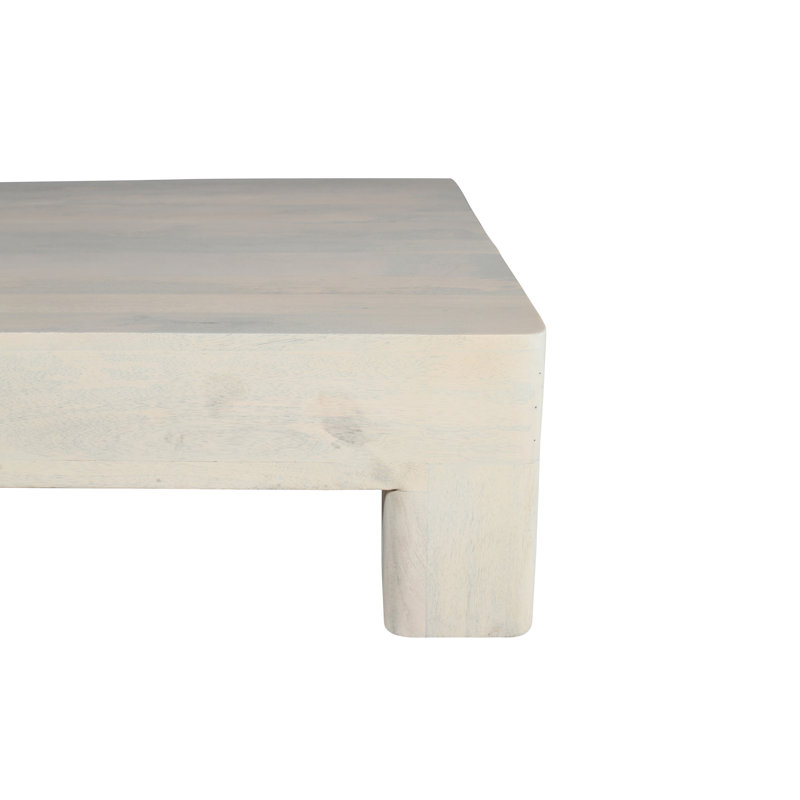 Table basse contemporaine en bois massif blanc délavé