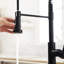 Robinet de cuisine noir mat, tête de pulvérisation rétractable, poignée simple, robinet d'alimentation en eau stable avec débit optimal-443535216