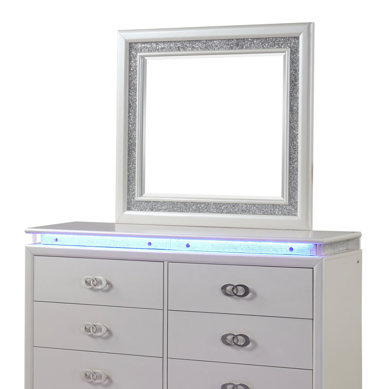 Commode blanc laiteux