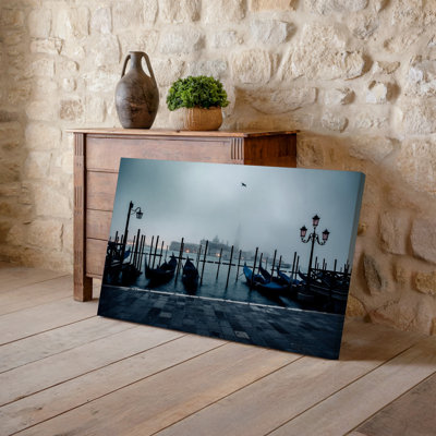 Toile, scène monochromatique brumeuse de Venise à l'aube avec art mural silhouettes, poteaux de gondole qui s'avancent hors de l'eau, créant un art mural sur toile
