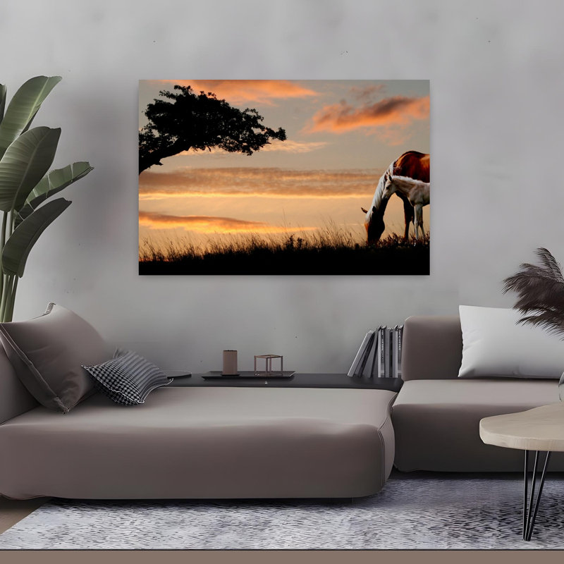 Cheval et poulain broutant près d'un arbre au coucher du soleil, H 32 po x l 48 po