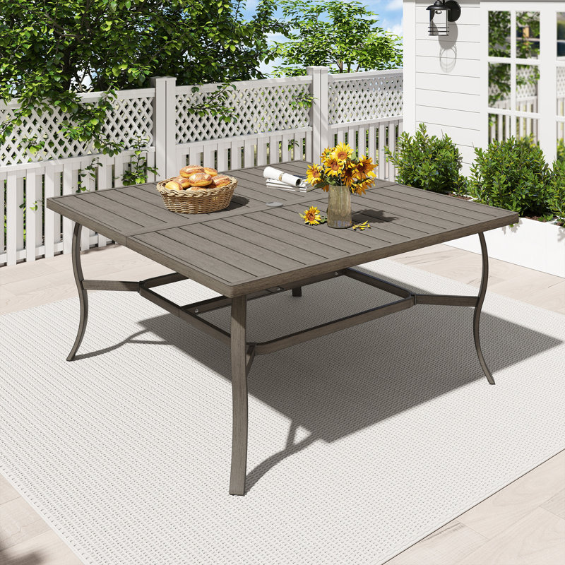 Table de salle à manger carrée 59 po en aluminium gris avec trou pour parasol Moffett