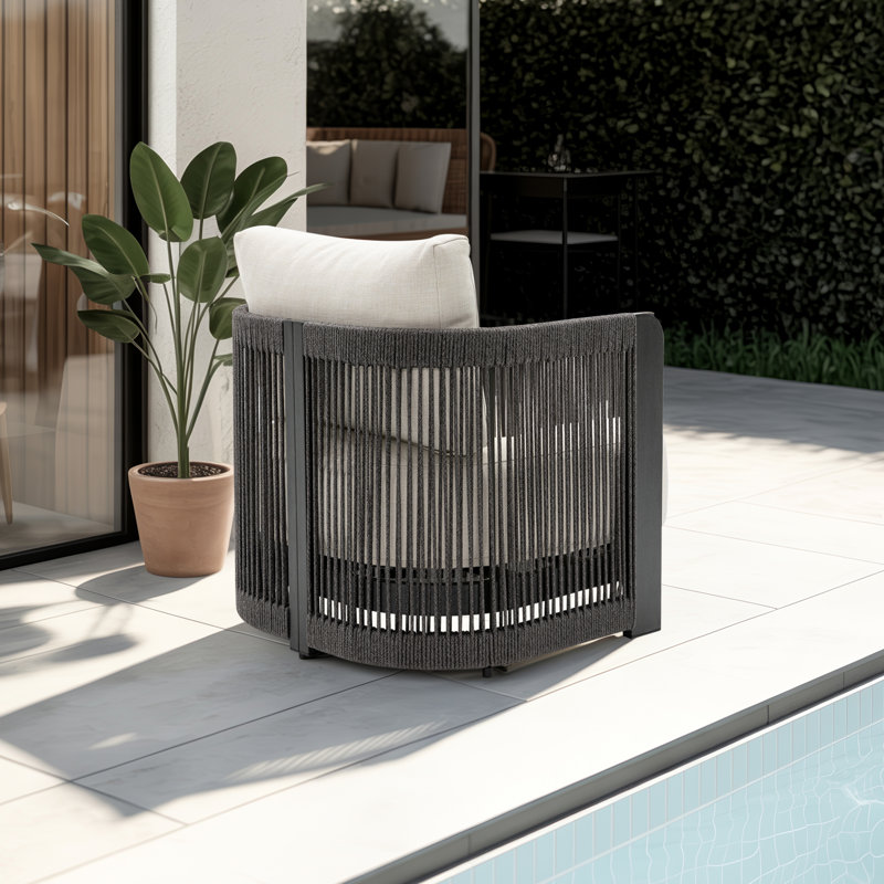 Chaise de patio moderne en corde tressée avec cadre en aluminium et aspect bois ; fauteuil d'extérieur résistant aux intempéries pour piscine et jardin (une chaise seulement)