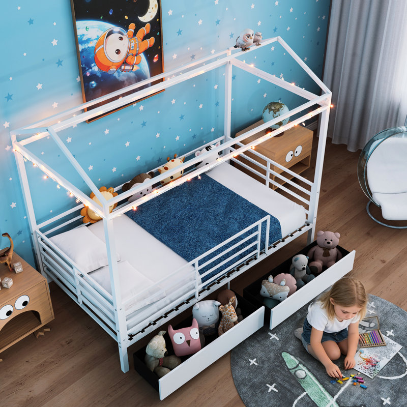 Lit simple blanc pour et, style chalet avec toit de garde-corps, structure en métal, conception de plancher sans sommier, mouvement facile à profil bas,