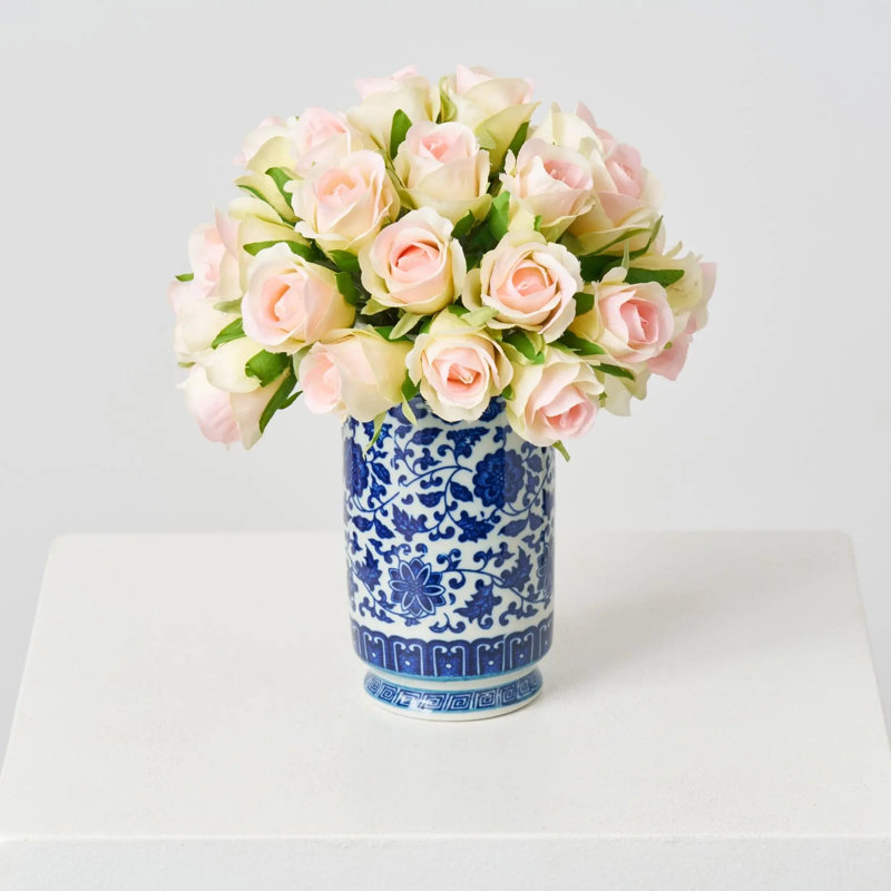 Mini-roses roses et vertes en vase blanc chinois