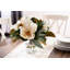 Arrangement de Magnolia et d’eucalyptus en verre avec un vase cylindrique en verre Real Touch