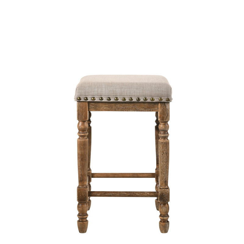 2 chaises à hauteur de comptoir, rembourrage en tissu beige, finition chêne vieilli, créent une ambiance chaleureuse et invitante - revêtement et aspect vieilli