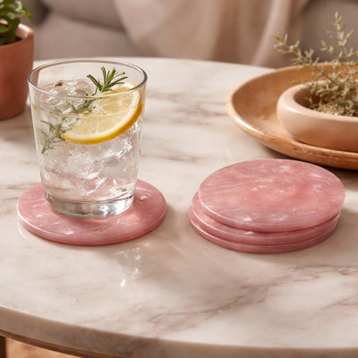 Les sous-verres ronds en résine de 4 po Nusteel (ensemble de 4, rose) présentent un doux ton rosé qui ajoute du style à tout espace. Durables et pratiques, ils protègent les surfaces des éclaboussures et des taches - parfaits pour les tables basses, les comptoirs de cuisine ou comme décoration élégante accent.