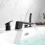 Bec de baignoire sur le comptoir avec douchette-104735933