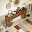Console en bois avec canapé robuste et couloir