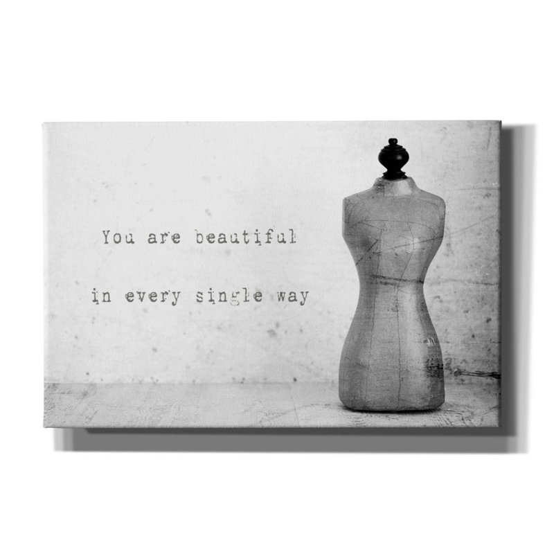 Mannequin avec citation par Tom Quartermaine, H 12 po x l 18 po
