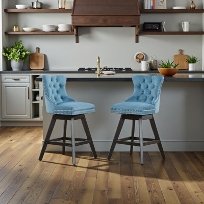 Tabourets de bar pivotants en velours avec décoration capitonnée et pieds en bois Cicero