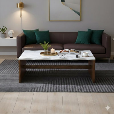 Table basse moderne de 47,24 po avec un design organique «Whisper Of Waves». Comprend un plateau de table en faux marbre blanc sur une base plaquée en bois massif, servant de table d'appoint ou de cocktail pour le salon, un appartement ou un bureau, en brun noyer.