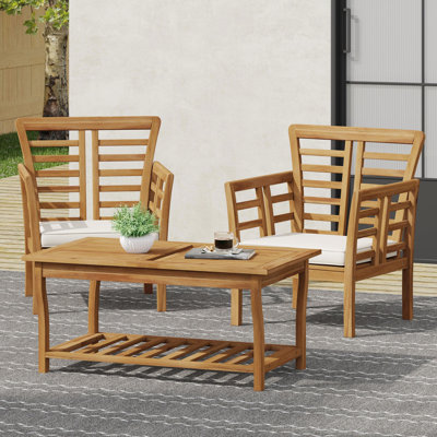Table moderne avec 2 chaises club et table en bois moderne, avec des panneaux à lattes pour profiter de l'extérieur dans une table de chaise brune