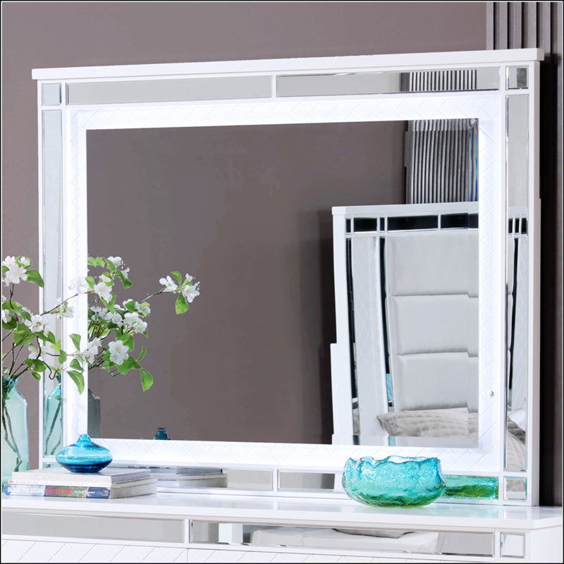 Miroir élégant avec éclairage DEL, idéal pour rehausser le décor et la fonctionnalité de tout espace de vie