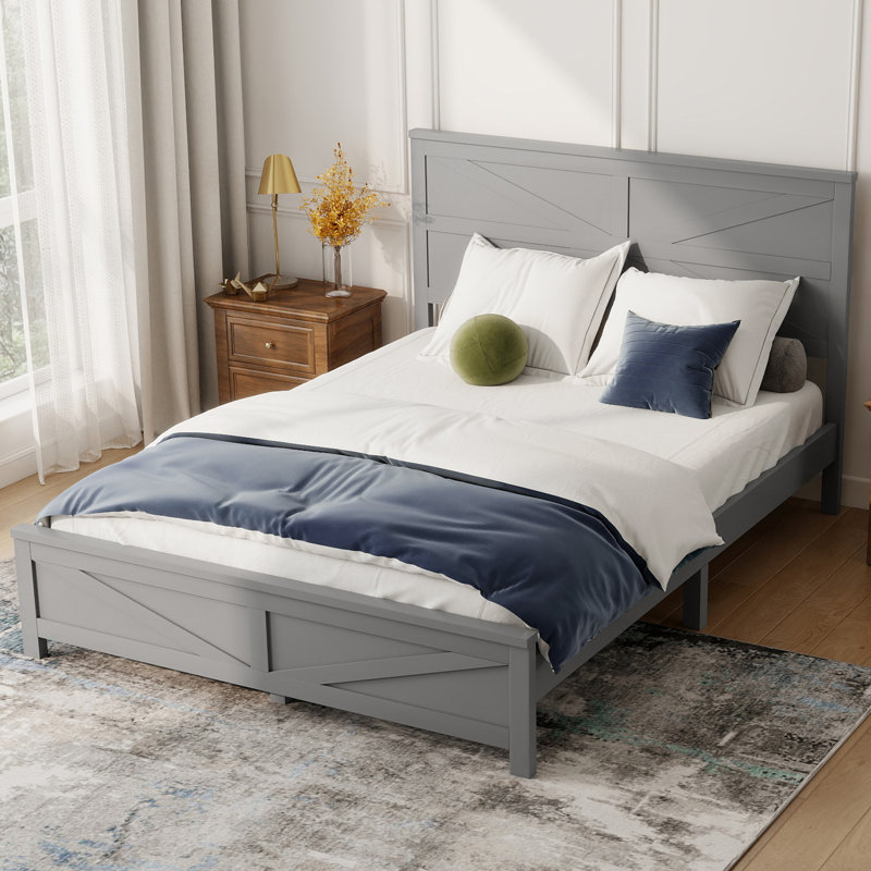 Grand lit de style campagnard en bois de pin avec tête et pied de lit avec porte de grange, cadre plateforme robuste et rangement sous le lit, gris