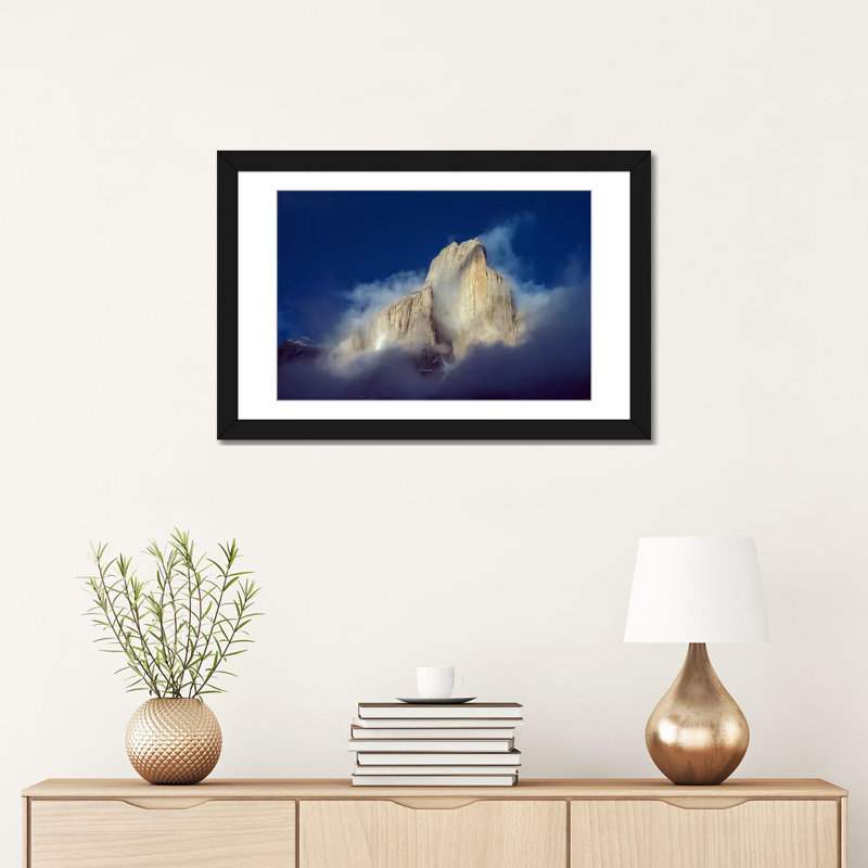 « trango tour », impression sur toile, Papier d'art encadré noir, Blanc, H 24 po x l 32 po x P 1 po