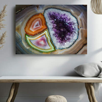 Toile, arrangement dynamique et complexe de divers minéraux et pierres précieuses mettant en vedette un kaléidoscope de couleurs et de textures
