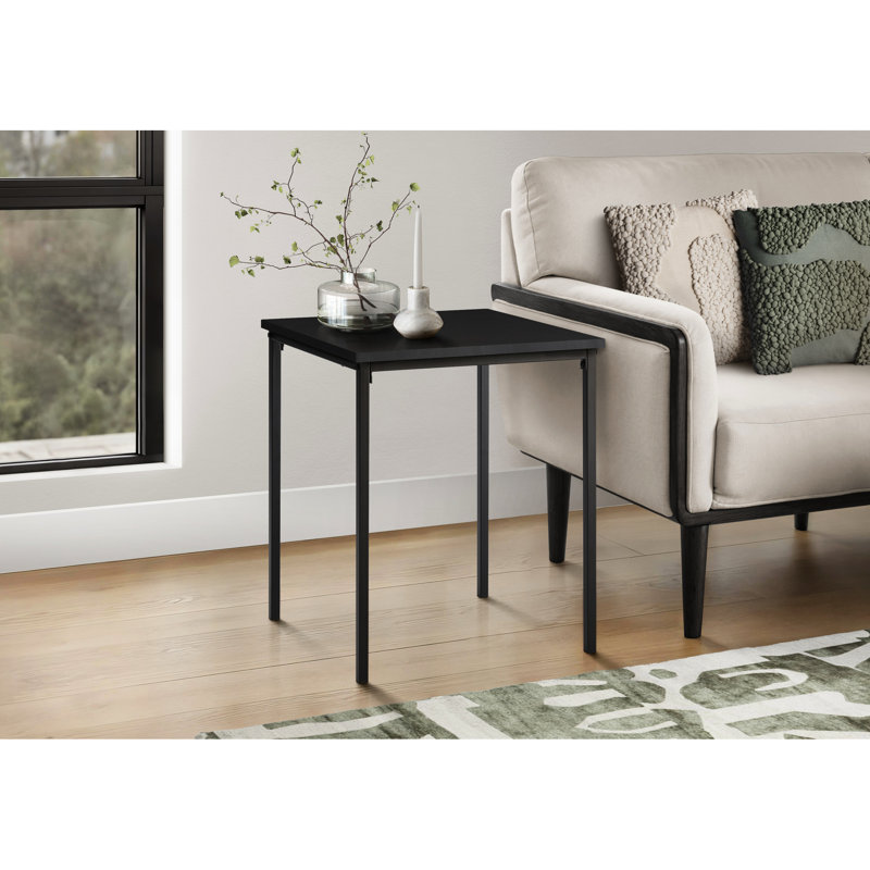 Table d'appoint noire moderne de 56 cm de hauteur, de forme carrée, idéale comme table de chevet ou meuble d'appoint dans un salon. Montage simple et rapide, convient à toutes les pièces.