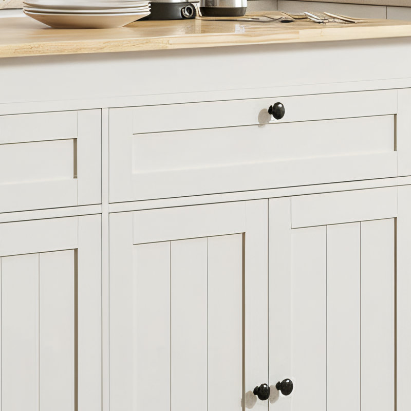 Îlot de cuisine portable blanc avec table de salle à manger extensible, îlot de rangement multifonctionnel de 81,8 pouces, comprenant une poubelle, une prise de courant, un support à épices et un porte-serviettes.