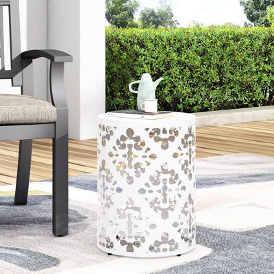 Table en métal de conception moderne - grand extérieur, avec base stable, côté extérieur élégant et fabrication